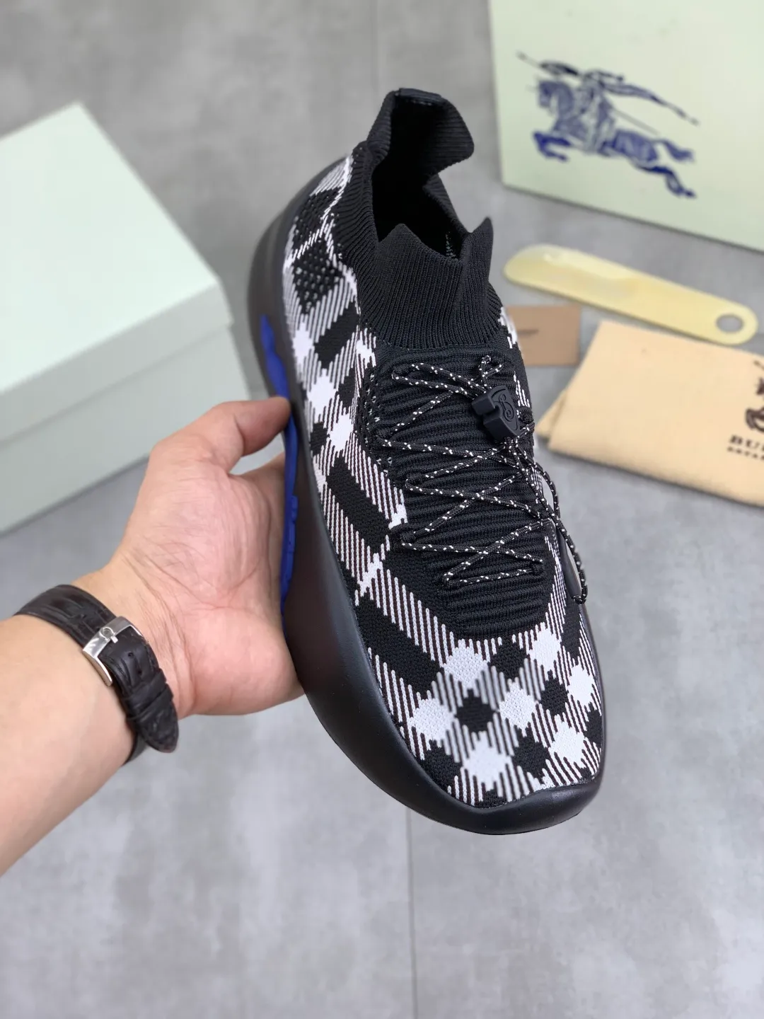 Men's Men's Shoes 💰P620 💰【New Style】Top Version 🆘【Burberry】New Burberry Fly Knit Shoes are now available with perfect workmanship! 🔥Perfect shape and top quality🙈Non-slip and wear-resistant high-end rubber outsole👣Versatile and comfortable shoes, standard size: 39-45 (customized 38-46) 2️⃣colors available Top-quality packaging